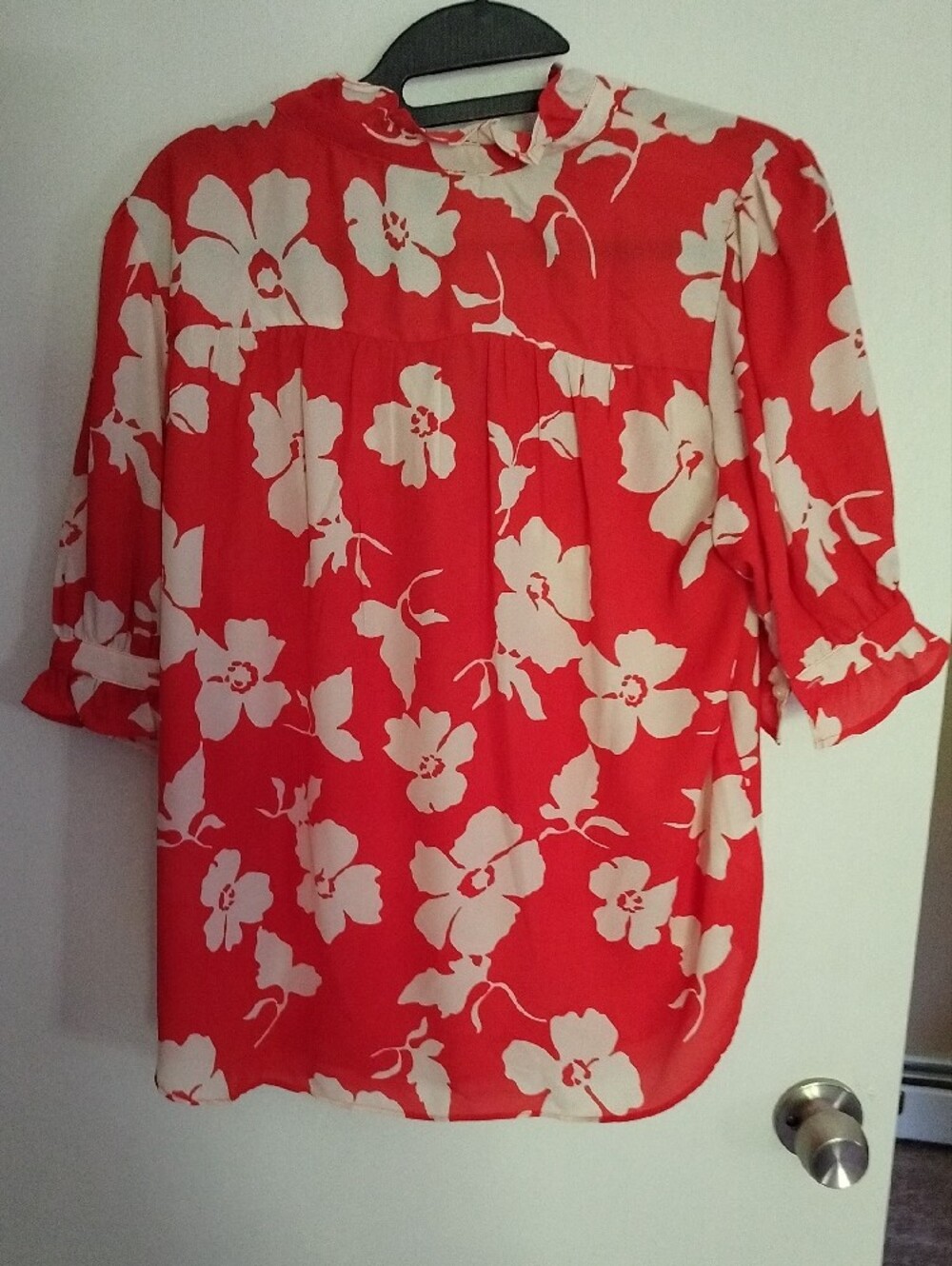 Ann Taylor Factory Red and Cream Floral V-Neck Puff Sleeve Blouse - Picture 5 of 8